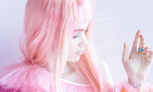 Grimes absolutely owning that astel pink hair